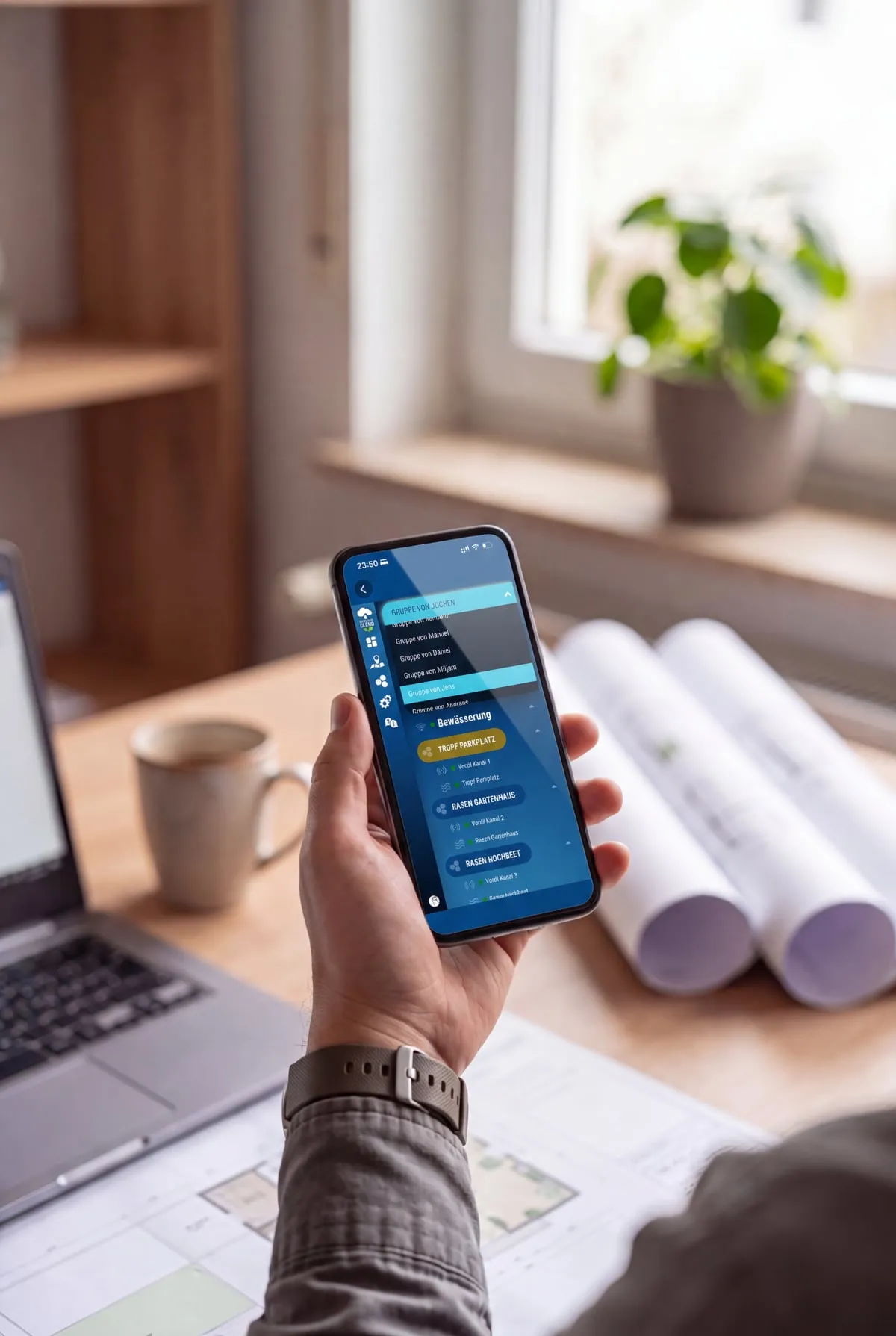 Galabau-Profi prüft eine Anlage in der irrigation.cloud-App auf dem Smartphone